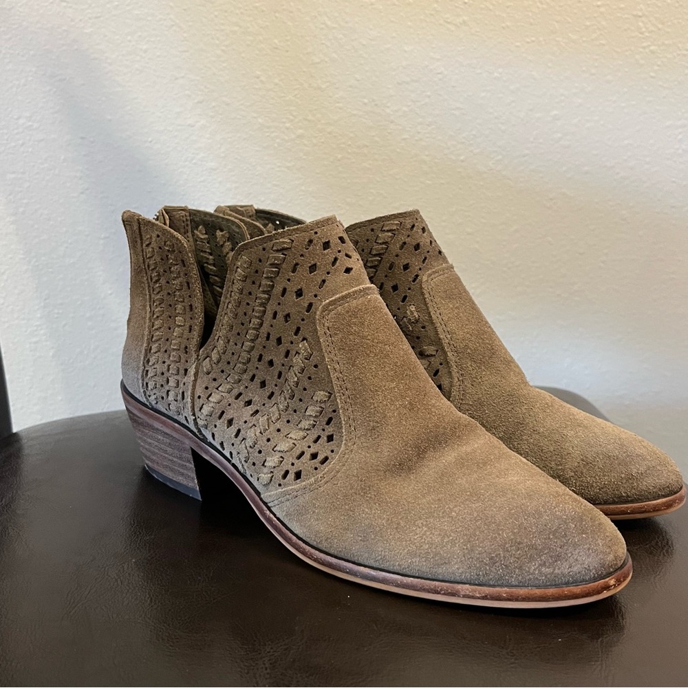Vince Camuto Foxy Verona Boots Womens 8 Beige Prasata Cutout Ankle Booties